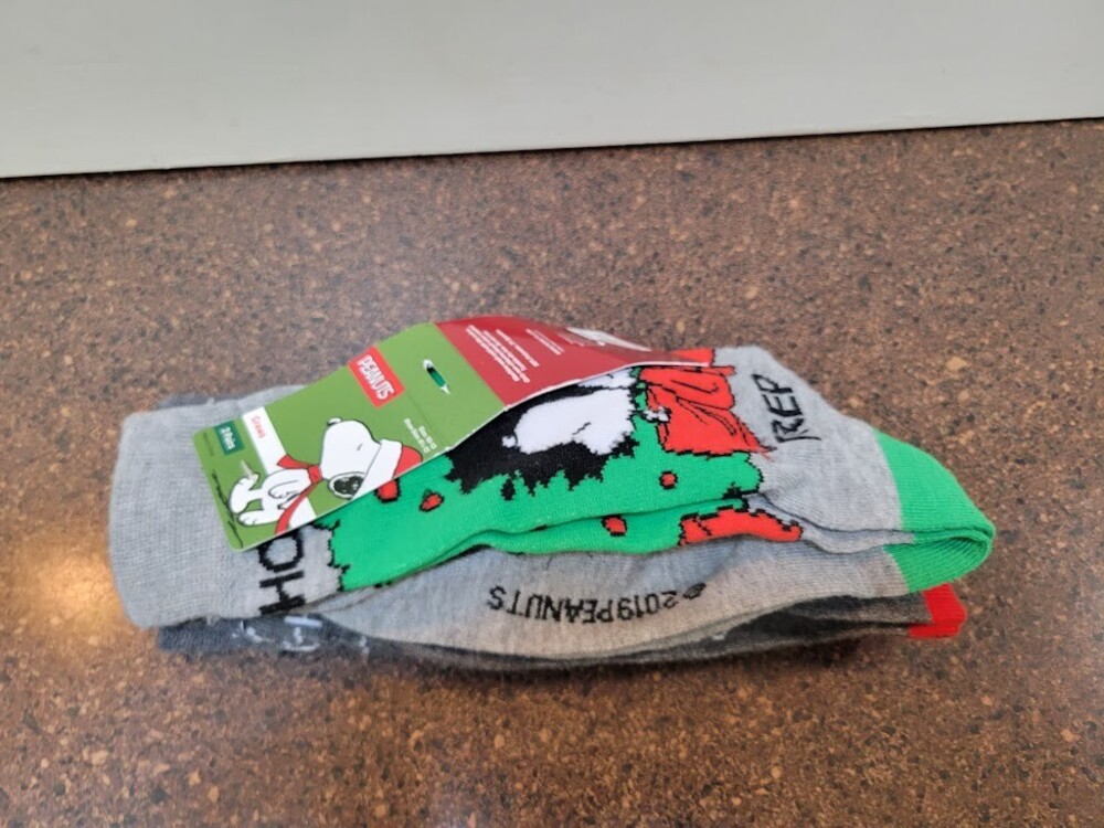 2 Pairs Peanuts Crew Socks Snoopy Charlie Brown Unisex Adult 6-12 Christmas NWT